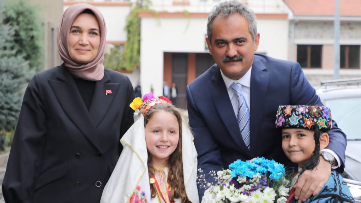 Milli Eğitim Bakanı Sayın Mahmut Özer'i hava alanında okulumuz öğrencileri çiçeklerle karşılamıştır.